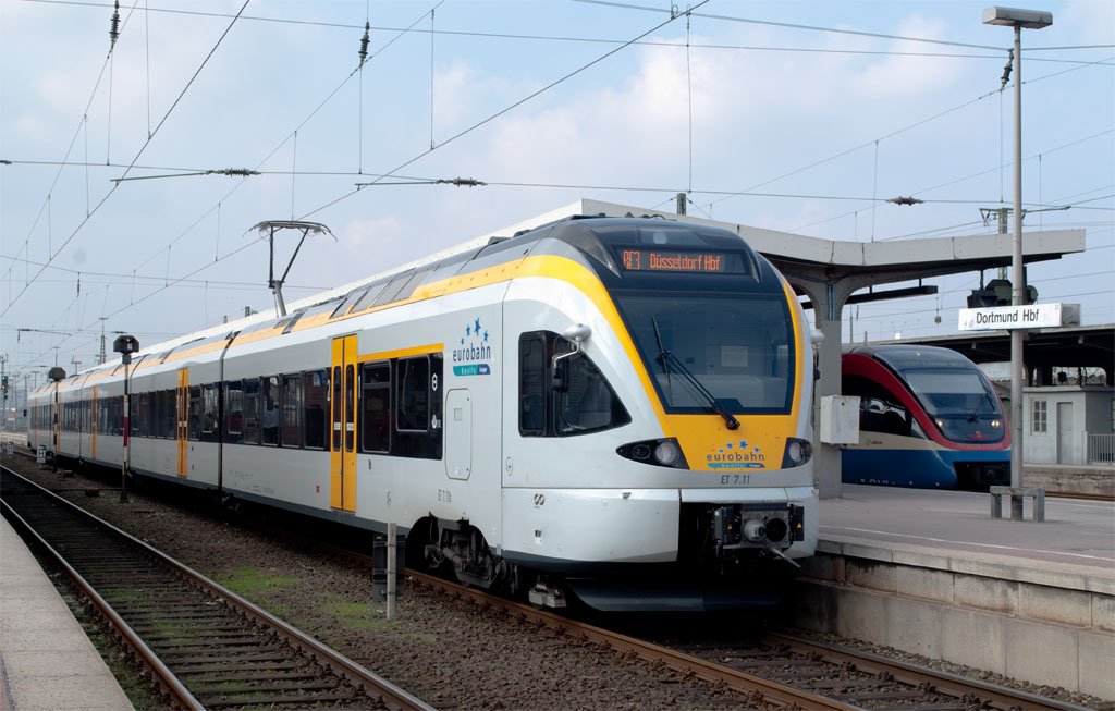 Dortmund Hbf: Eurobahn ET 7.11 nach Dsseldorf.
Aufnahmezeit: 23.03.2010; 
NIKON D5000;
Belichtung: 1/80s; Blende: f/9.0; ISO: 200; Brennweite: 36mm