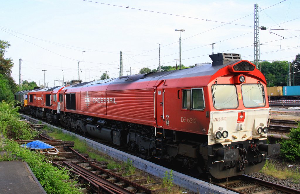 Drei Class 66 DE6312  Alix  und DE6310  Griet  beide von Crossrail und die DE6309 von DLC Railways stehen in Aachen-West an der Laderampe in der Abendsonne am Abend vom 18.6.2013.