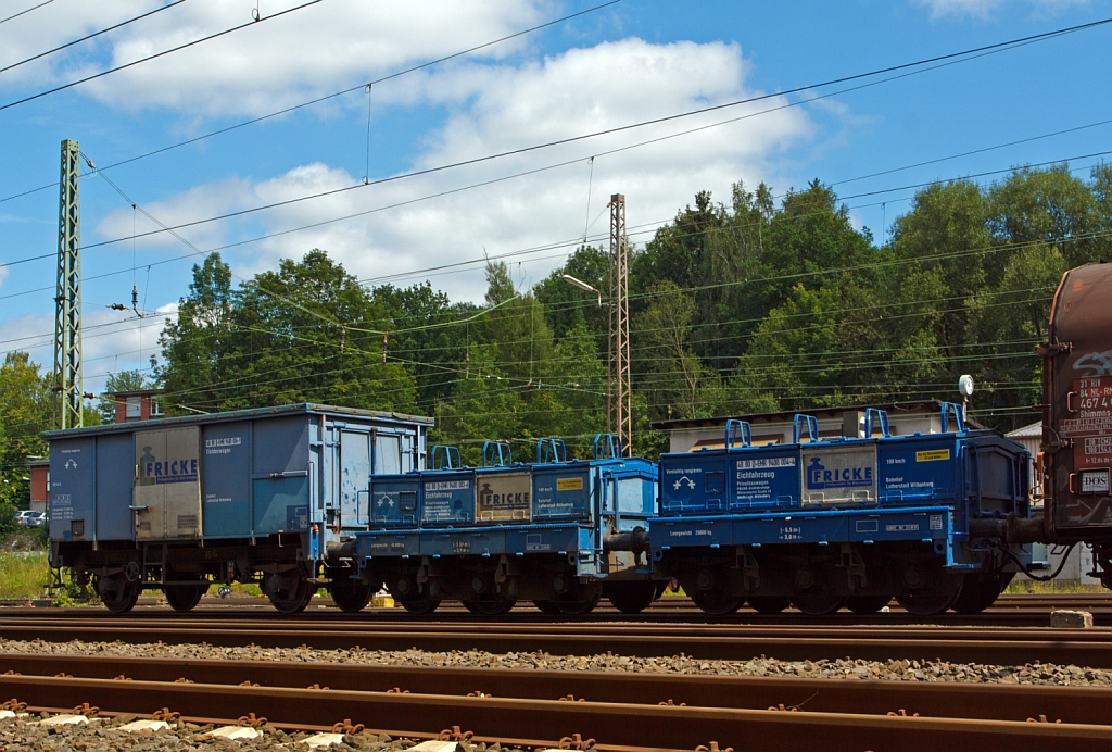 Drei Eichwagons der Fa. Fricke Eichfahrzeuge, zum Prfung von Gleiswaagen, abgestell am 11.08.2012 in Kreuztal, es sind die Wagen (v.l.n.r.) 
Eichbeiwagen 40 80 D-EMR 9400 006-9  dieser hat ein Eigengew. von 12,5 t plus max. 20 t Eichnormale, 
Eichwagen 40 80 D-EMR 9400 003-6  Eigengew. von 40,0 t plus max. 20 t Eichnormale und 
Eichwagen 40 80 D-EMR 9400 004-4 mit einem Eigengew. von 29,8 t plus max. 10 t Eichnormale. 
Die Eichwagen sind nur fr Streckenlast C2 oder hher zugelassen. Die Wagons haben je eine Lnge ber Puffer von 5,5 m und einen Abstand der Endradstzen von 3 m. 