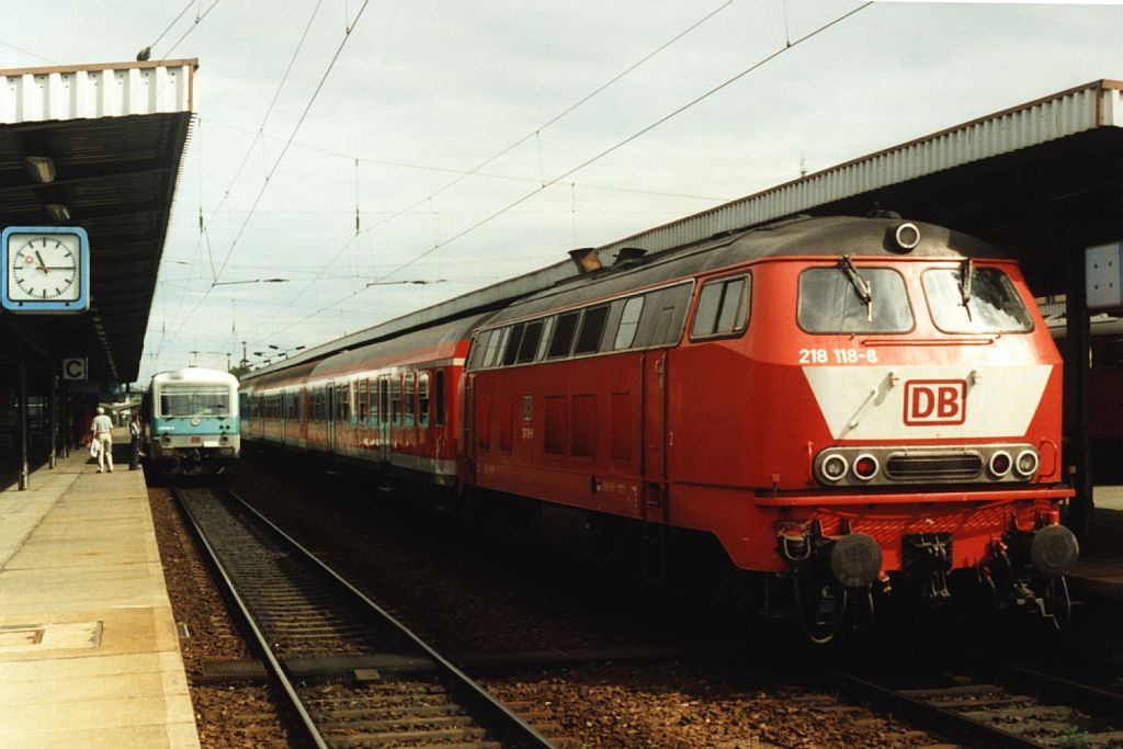 Drei Lackierungen der BR 218. Die 218 118-8 mit RB 36339 Thale-Magdeburg auf Magdeburg Hauptbahnhof am 12-8-2001. Bild und scan: Date Jan de Vries.