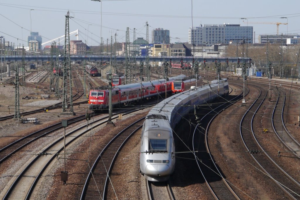 Dreifachausfahrt in Mannheim:TGV POS 4418, 111 045-1 mit einem Regionalzug und ein ET 425. (26.03.12)
