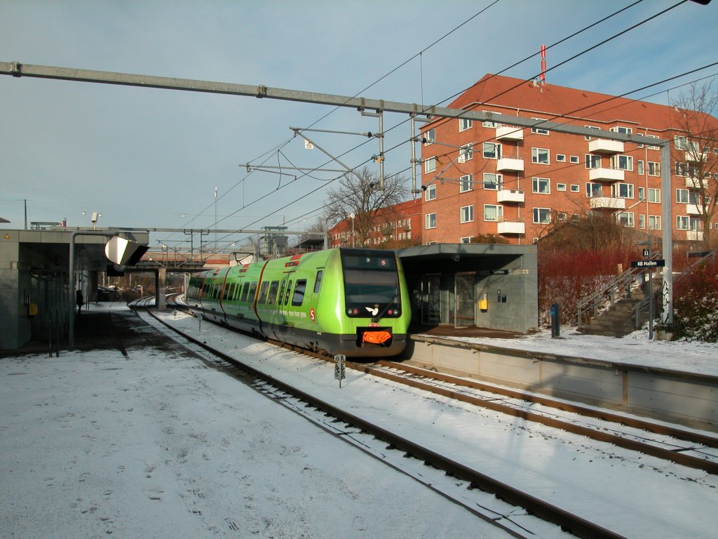 DSB S-Bahn Kopenhagen: Ein Zug der Linie F hält am 13. Februar 2012 am S-Bf KB Hallen. - Der Zug fährt nach Hellerup über Flintholm, Nørrebro und Ryparken.