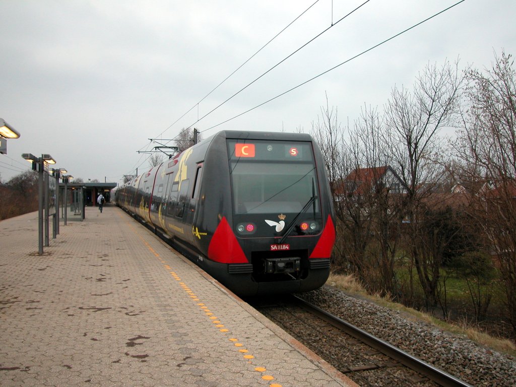 DSB S-Bahn Kopenhagen: S-Bahnlinie C (SA 8184) Islev station (S-Bahnhaltepunkt Islev) am 28. Januar 2012. - Der S-Bahnzug fährt in Richtung Ballerup. 