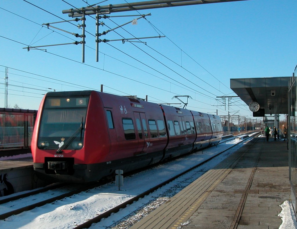 DSB S-Bahn Kopenhagen: S-Bahnlinie F (SH 4718) Vigerslev Allé Station (: S-Bahnhaltepunkt Vigerslev Allé) am 7. Februar 2012. - Der Zug fährt in Richtung Ny Ellebjerg.