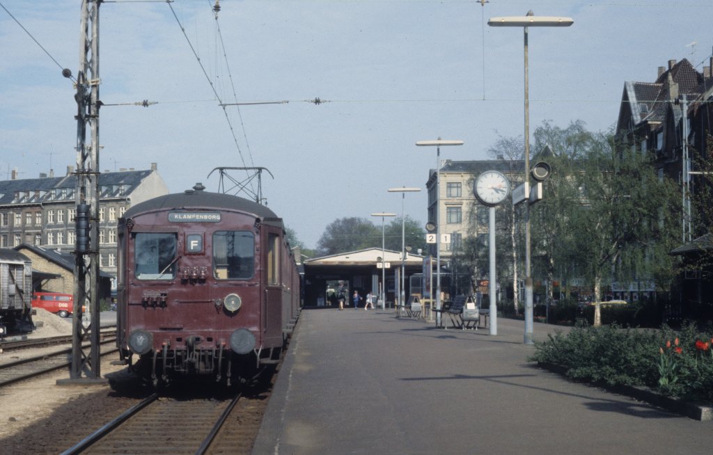 DSB S-Bahn Kopenhagen: S-Bahnlinie F Frederiksberg Station (: S-Bahnhof Frederiksberg) im Juni 1978. - S-Bahngarnituren der ersten Generation (MM, FM, FML, FL, FS (Frichs / Scandia)) fuhren ab 1934 bis Juli 1978, vom Sommer 1975 nur auf den S-Bahnlinien F (Klampenborg - Hellerup - Vanløse - Frederiksberg) und Fx (Hellerup - Vanløse - Frederiksberg). - Scan eines Diapositivs. Kamera: Leica CL.