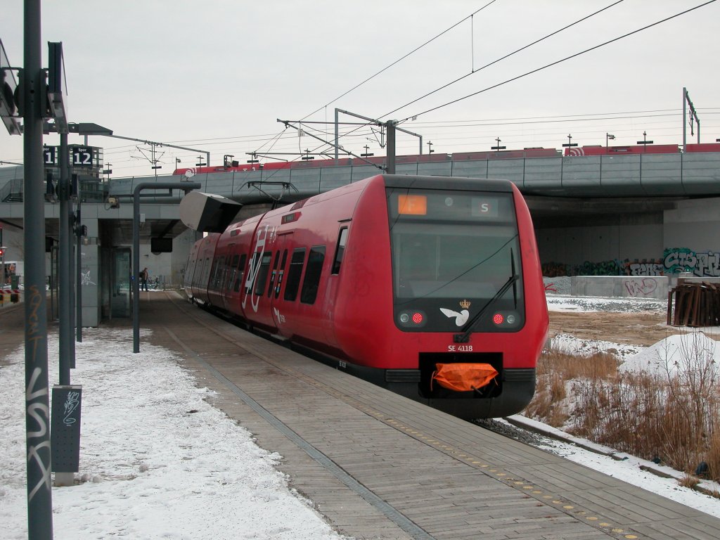 DSB S-Bahn Kopenhagen: S-Bahnlinie F (SE 4118) Ny Ellebjerg station (: S-Bf Ny Ellebjerg) am 11. Februar 2012. 