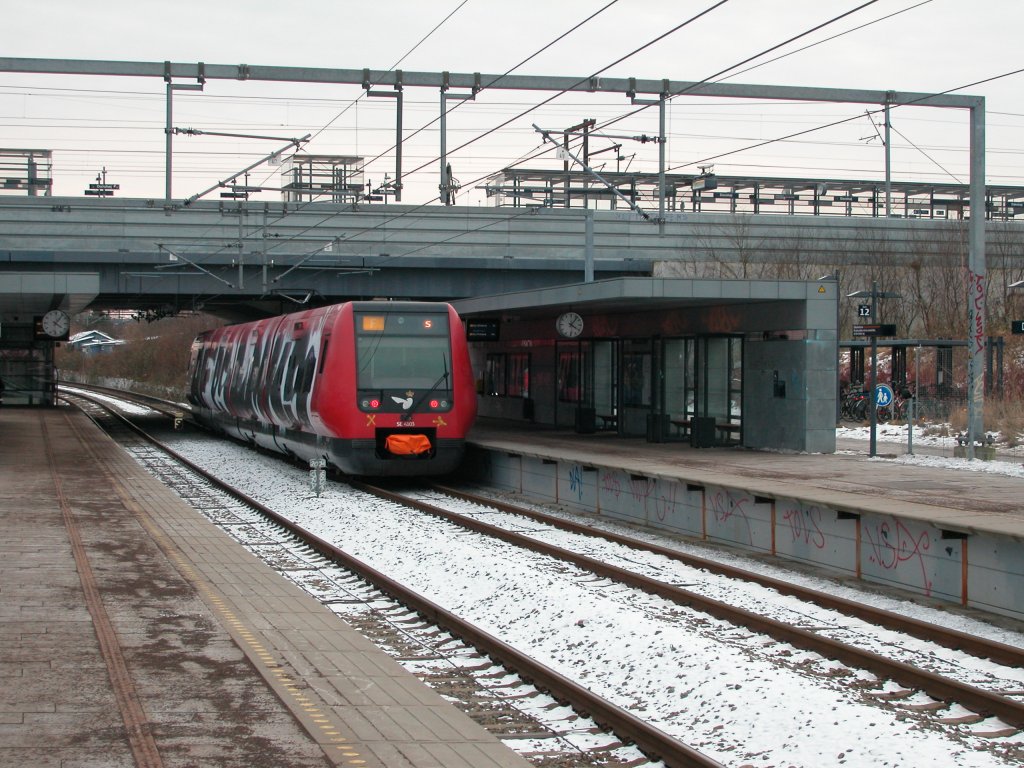 DSB S-Bahn Kopenhagen: S-Bahnlinie F (SE 4103) Danshøj station (: S-Bf Danshøj) am 11. Februar 2012. 