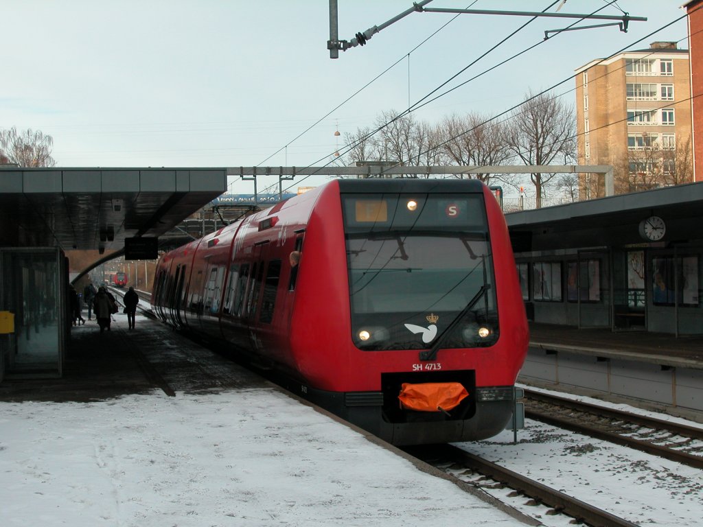 DSB S-Bahn Kopenhagen: SH 4713 auf der Linie F hält am 13. Februar 2012 am S-Bf Aalholm. - Der Zug fährt nach Ny Ellebjerg.