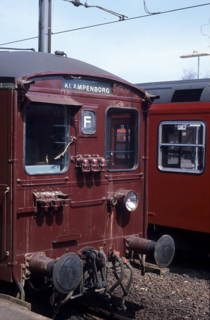 DSB S-Bahnlinie F (Steuerwagen der ersten S-Bahnwagengeneration) Bahnhof Klampenborg im Mai 1978.