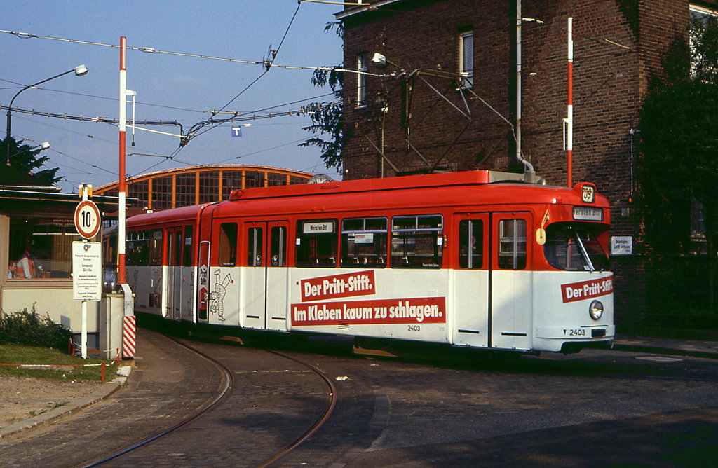 Dsseldorf Tw 2403 rckt als Linie 719-- in den Betriebshof Wersten ein, 03.07.1987.