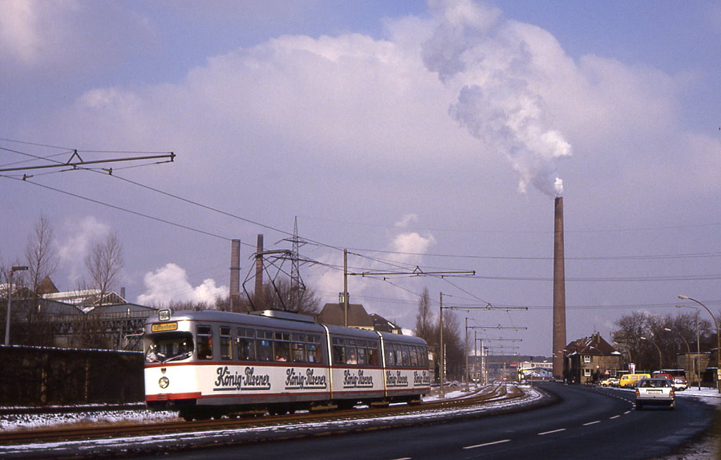 Duisburg Breitprofil Tw 1019 auf der Sl 904 in Httenheim, 08.02.1986.