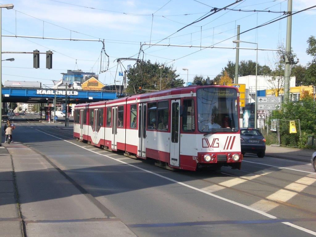 Duisburg: Straenbahnlinie 901 nach Mhlheim Hauptbahnhof an der Haltestelle Kasslerfeld Scharnhorststrae.(1.10.2012) 
