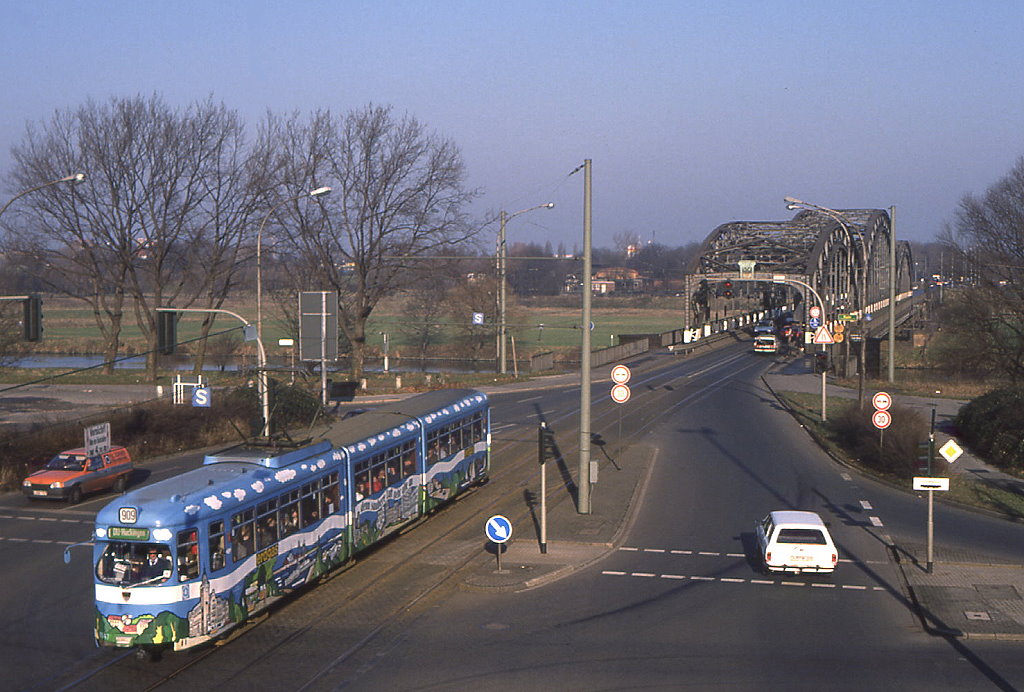 Duisburg Tw 1047 hat im Verlauf der Emmericher Strae auf der Aakerfhrbrcke die Ruhr berquert. Die Straenbahn wurde 1992 unter die Erde verlegt, die Brcke 1995 abgetragen und 1997 durch einen Neubau ersetzt. Aufnahme vom 03.01.1989.