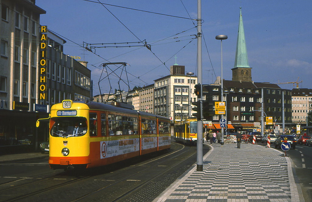 Duisburg Tw 1051 wendet in Mlheim am Berliner Platz, 14.05.1986.