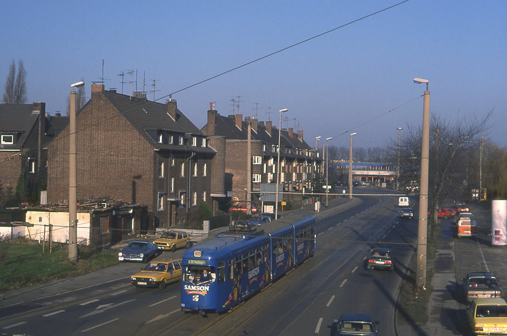 Duisburg Tw 1069 in Duissern an der Meidericher Strae, 03.01.1989. Dieser Abschnitt wurde 1992 durch eine Tunnelstrecke ersetzt.
