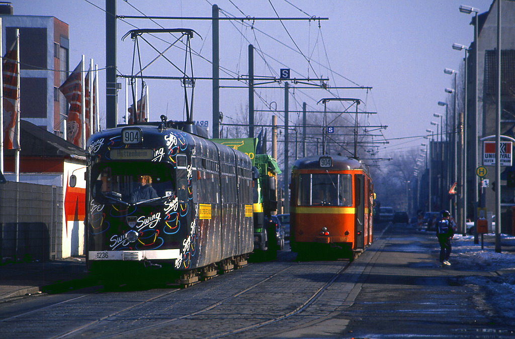 Duisburg Tw 1236 und 1055 in der Kulturstrae, 19.02.1991. Die Strecke ist als Betriebsstrecke als Verbundung vom Btf. Grunewald zur Linie 903 in Richtung Wanheim/Angerhausen/Httenheim erhalten.