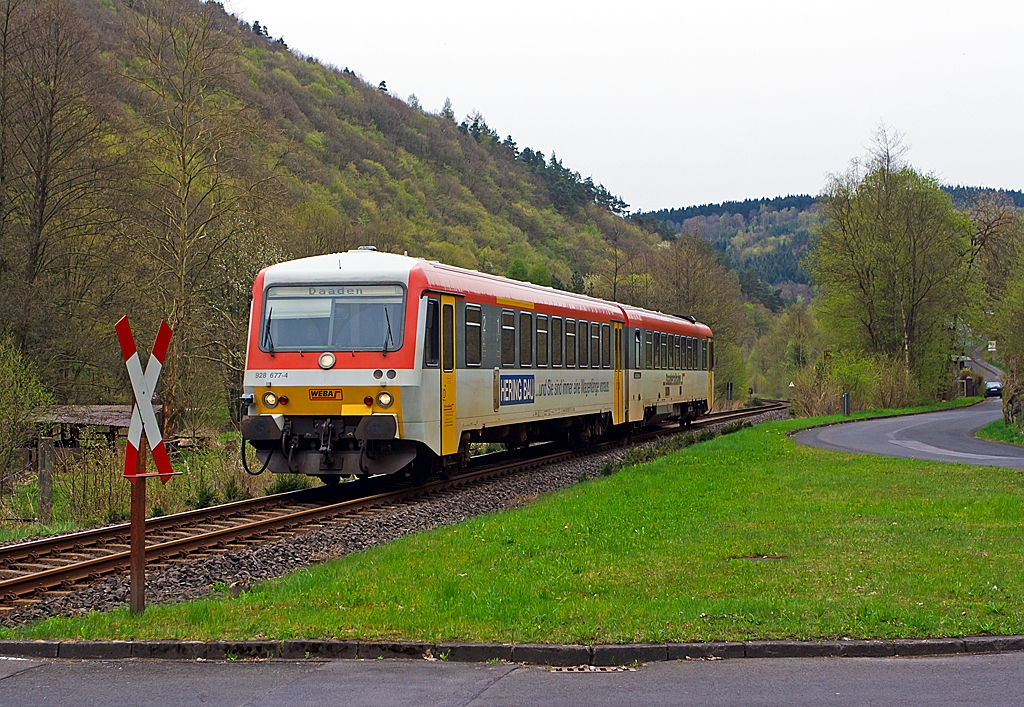 Durch das Daadetal....

Der Dieseltriebzug 928 677-4 / 628 677-7 Daadetalbahn der Westerwaldbahn (WEBA) fhrt am 30.04.2013 Richtung Betzdorf/Sieg, hier bei Alsdorf – Am Bahnhof Schutzbach.

Der ehem. Bahnhof Schutzbach ist hinten rechts noch zu erkennen.