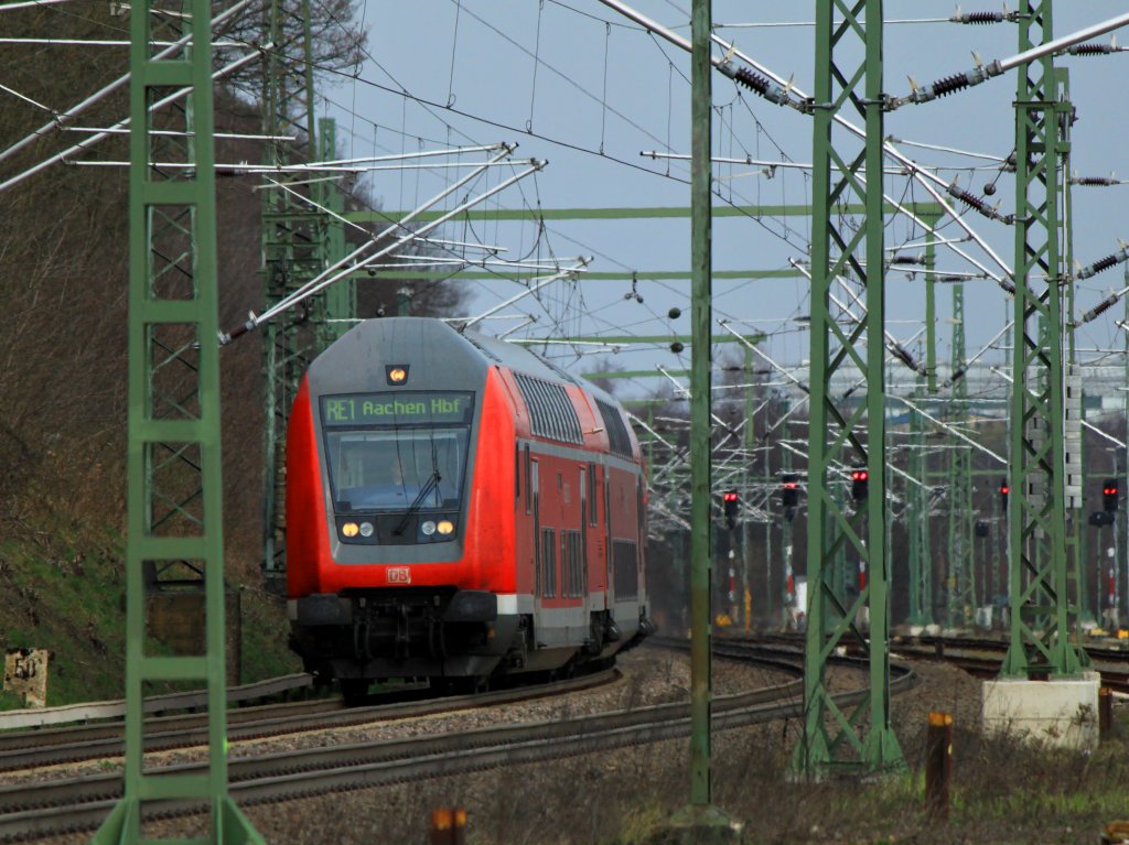 Durch einen Wald aus Masten wird am 26.03.2011 auf der KBS 480 der RE1 nach Stolberg geschoben.