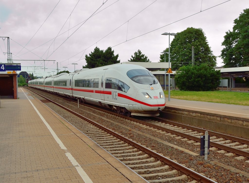 Durch Gleis 3 des Rheydter Hbf kommt mal wieder ein Umleiter, es ist der 406 507-4 der gleich in Richtung Odenkirchen abbiegt. 28.7.2013