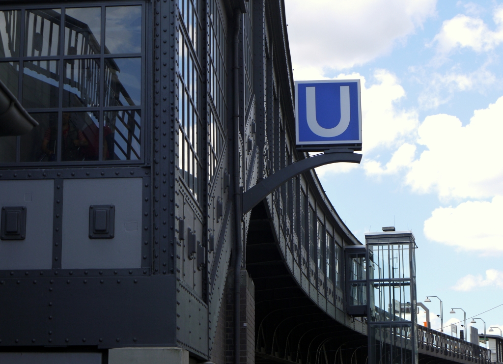 Durch sorgfltige Restaurierung lsst sich der einstige Originalzustand der  Hamburger Hochbahnstation  Baumwall  wieder erahnen. Zeittypische Anbauten - wie Fahrstuhltrme und insgesamt drei neue Ausgnge stren da nicht weiter. 12.8.2012 