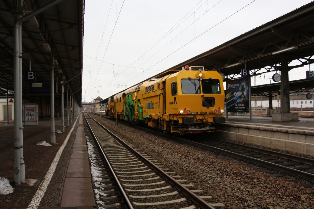 Durchfahrt fr die Gleisstopfmaschine MATISA B 66 UC von JumboTec. Aufgenommen am 01.03.2013 im Bahnhof Riesa.