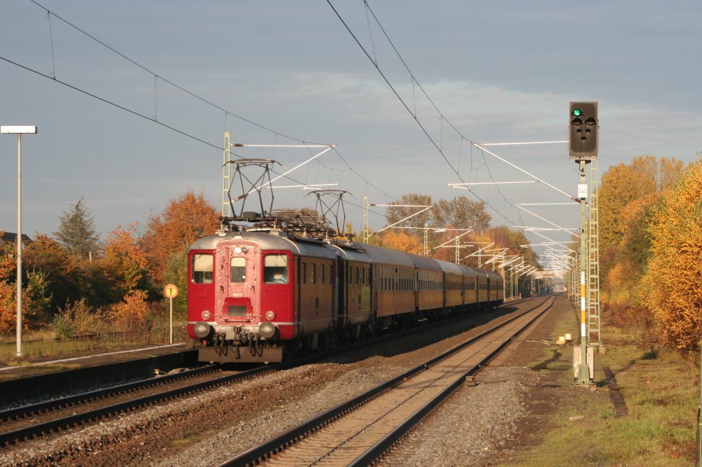 E 10019 Doppeltraktion vor Sonderzug. Durchfahrt Bf Westbevern 31.10.10