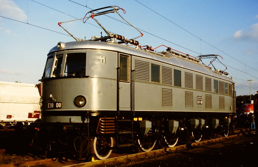 E 18 08 auf der Fahrzeugschau  150 Jahre deutsche Eisenbahn  vom 3. - 13. Oktober 1985 in Bochum-Dahlhausen.