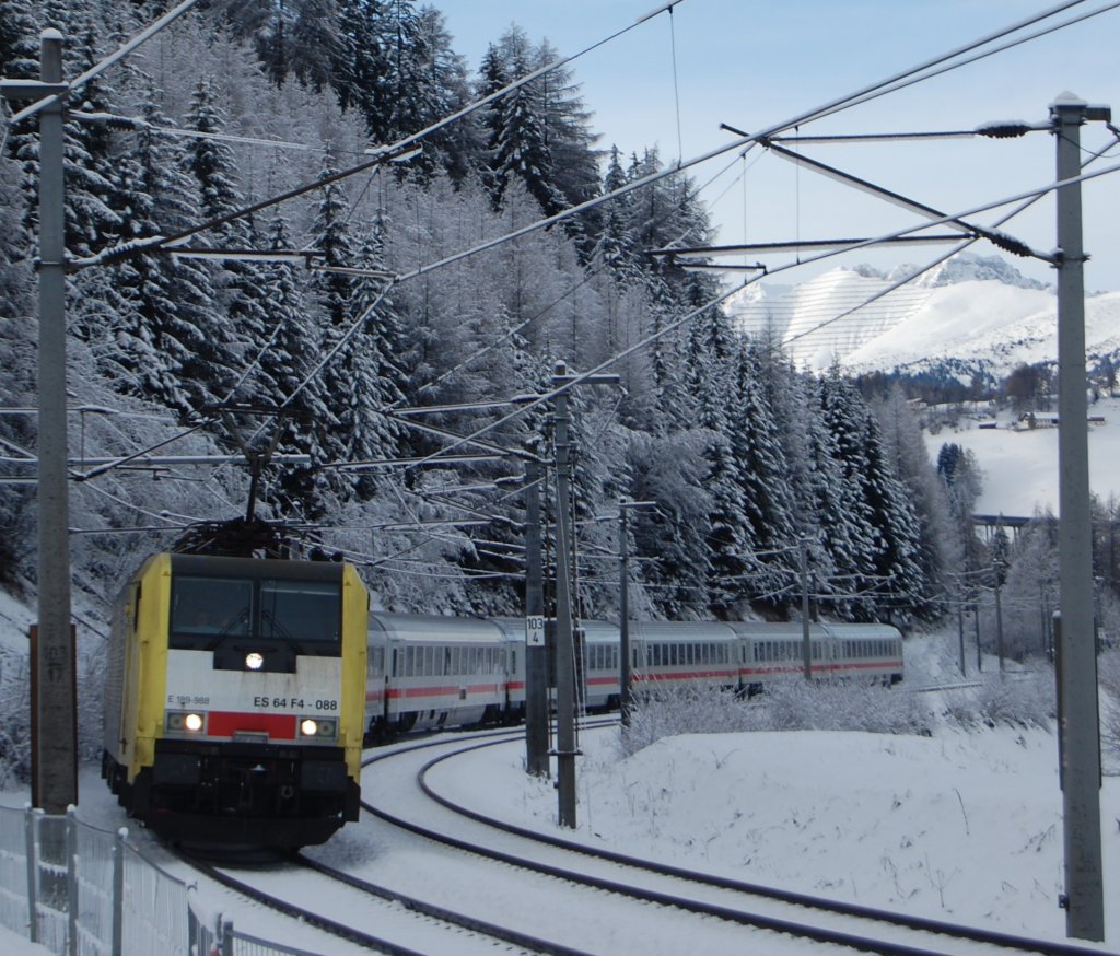 E 189 988-9 ist am 27.12.2009 mit dem neuerdings unter dem Namen  DB-BB-Eurocity  verkehrenden EC 80 bei der St.Jodoker Schleife talwrts unterwegs. Der nchste Halt, Innsbruck Hbf, wird in ca. 20 Minuten erreicht werden.