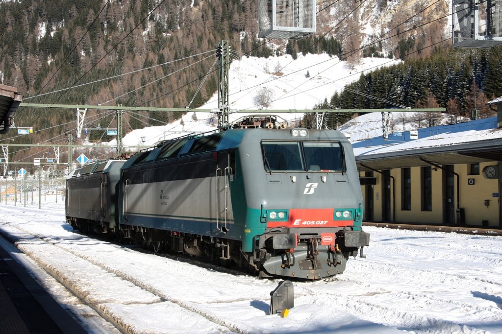 E 405 027 + E 405 018 abgestellt im Bahnhof Brenner/Brennero am 01.01.2011.
