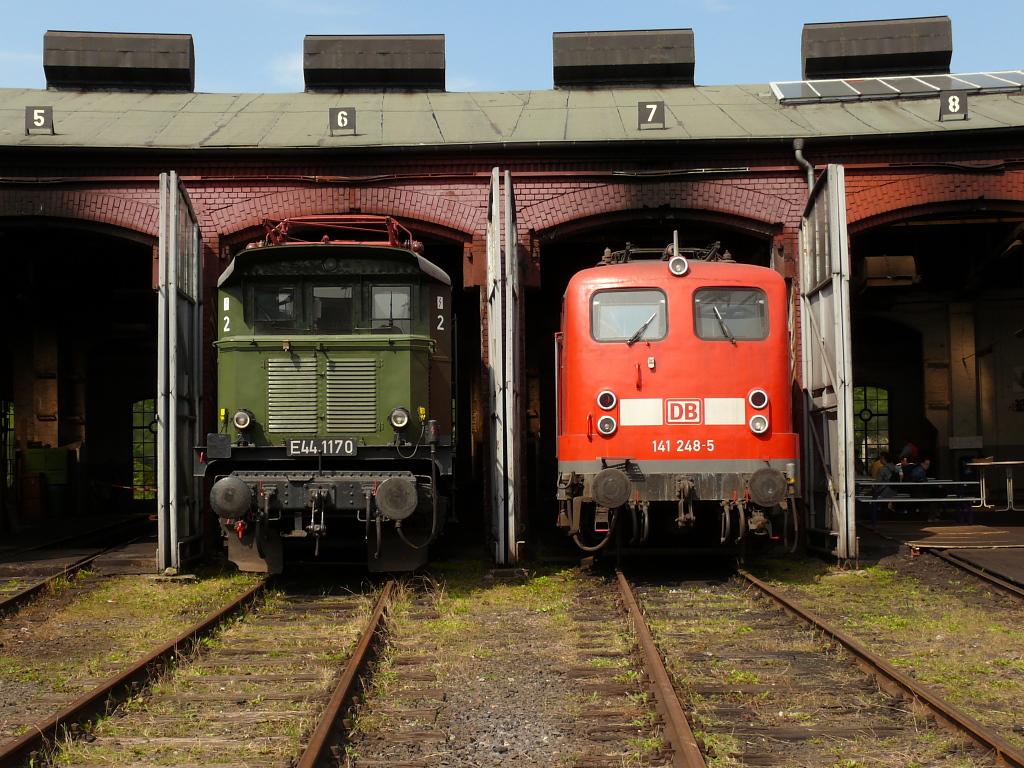 E 44 1170 + 141 248-5. Lokschuppenfest 2008 von Eisenbahnfreunden Betzdorf im ehemaligen Bahnbetriebswerk Siegen. 17.08.2008.