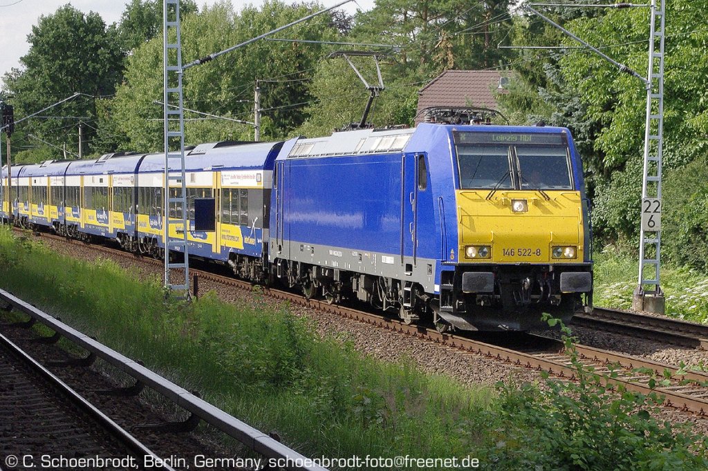 E-Lok 146 522-8 mit dem Interconnex aus Warnemnde am S-Bahnhof Borgsdorf vorbei fahrend.
07. Juli 2011