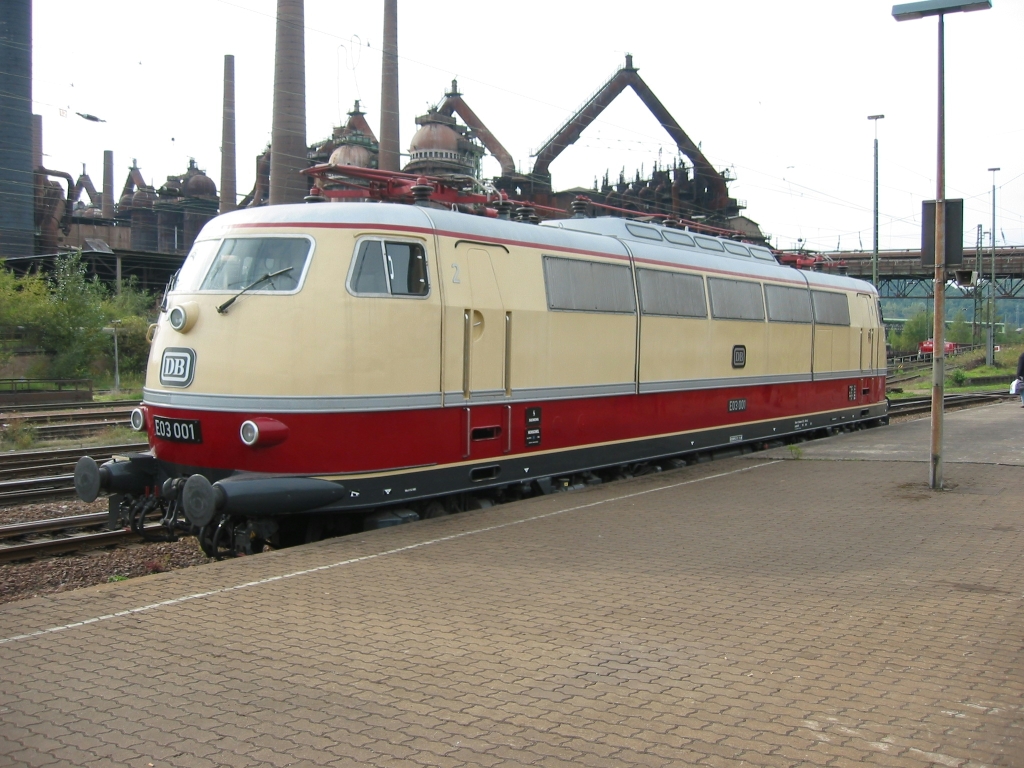 E03-001 steht in Vlklingen Bahnhof. 21/9/2002  Foto.