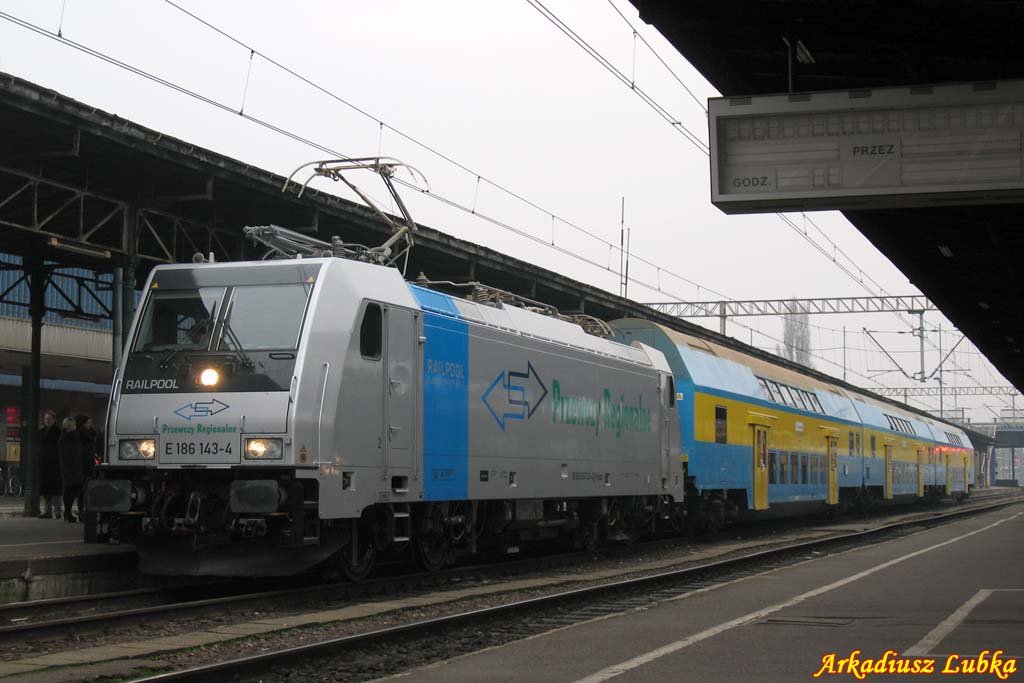 E186 143-4  Railpool-Przewozy Regionalne  mit Personenzug aus Toruń, Poznań Głwny, 01.12.2009