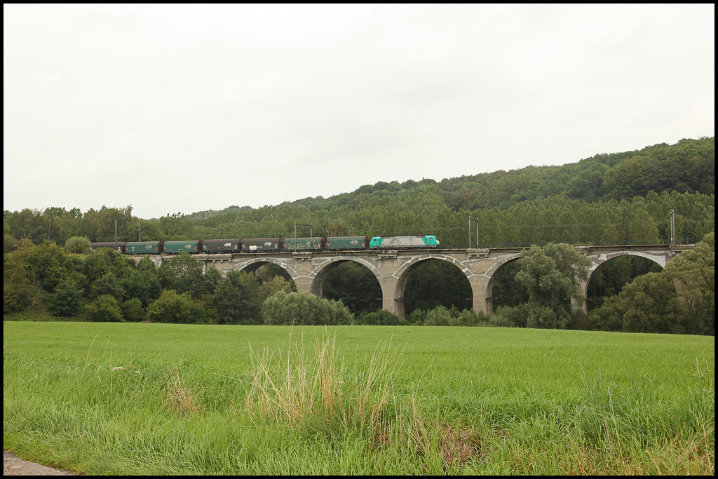 E186 (2828) berquert das Viadukt von Remersdael mit einem kurzen Coilzug in Richtung Montzen. (03.08.2011)