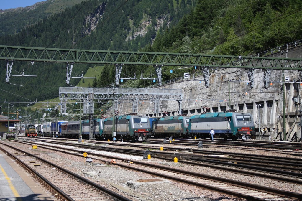 E405 017 und 031 links im Bild mit einer Rola und rechts im Bild E405 030 und eine weitere 405 am 29.07.09 im Bahnhof Brenner.