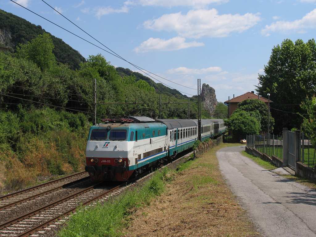 E444.112 mit IC 674 Livorno Centrale-Milano Centrale in die Nhe von das ehemalige Bahnhof Montignoso am 14-5-2012.