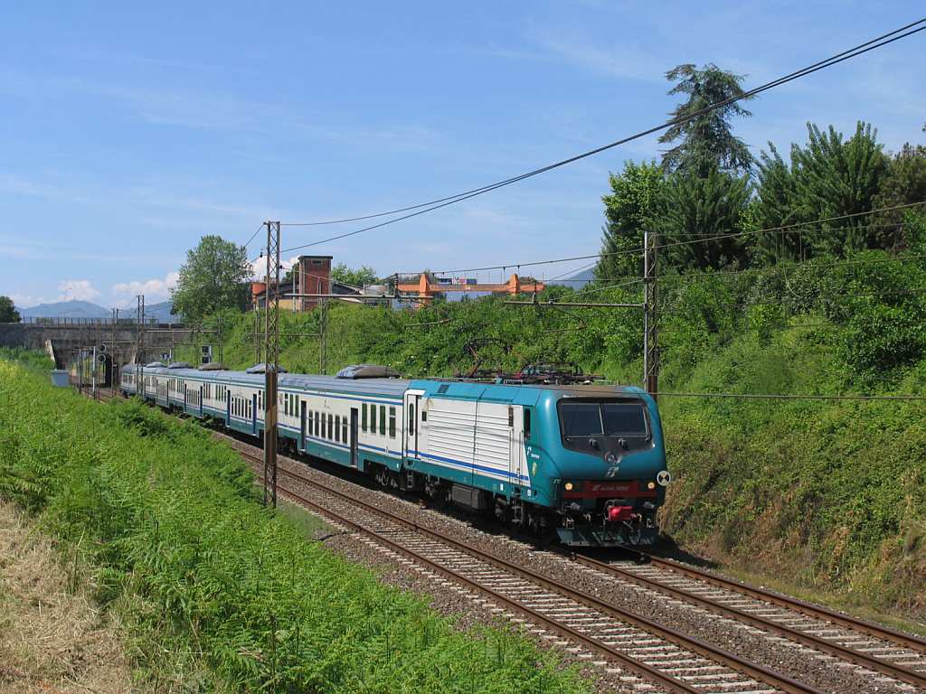 E464.392 mit R 23383 La Spezia Centrale-Firenze Santa Maria Novella in die Nhe von das ehemalige Bahnhof Montignoso am 11-5-2012.