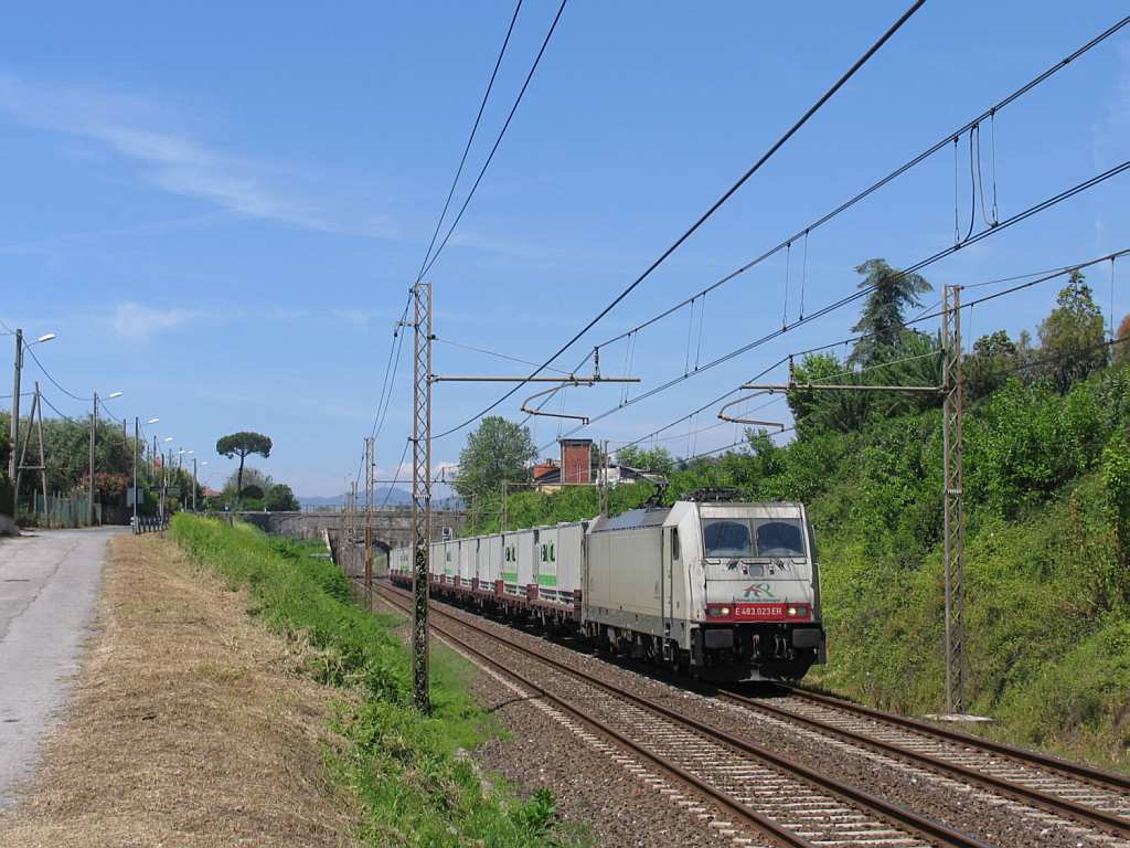 E483.023ER (Ferrovie Emilia Romagna) mit einem Gterzug in die Richtung von Pisa in die Nhe von das ehemalige Bahnhof Montignoso am 11-5-2012.
