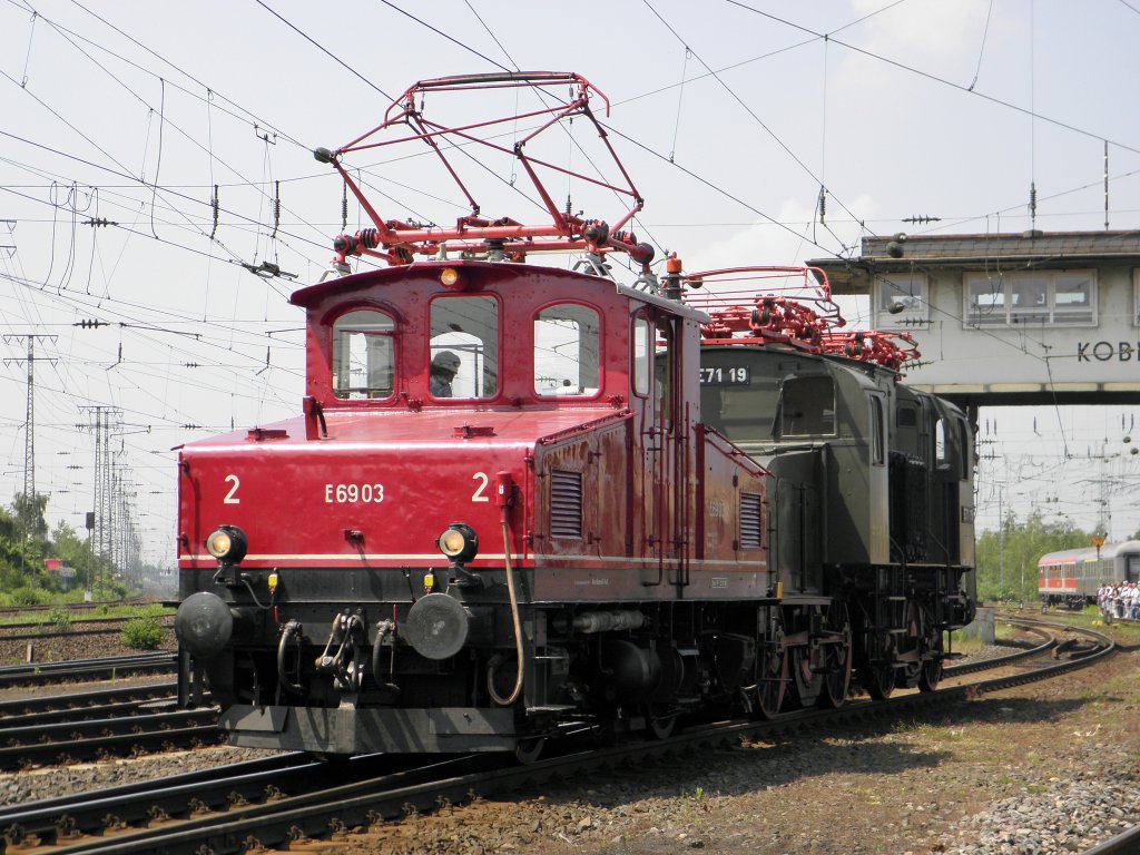 E69 03 mit E71 19 auf der Lokparade in Koblenz Lützel am 21.5.2011. Die