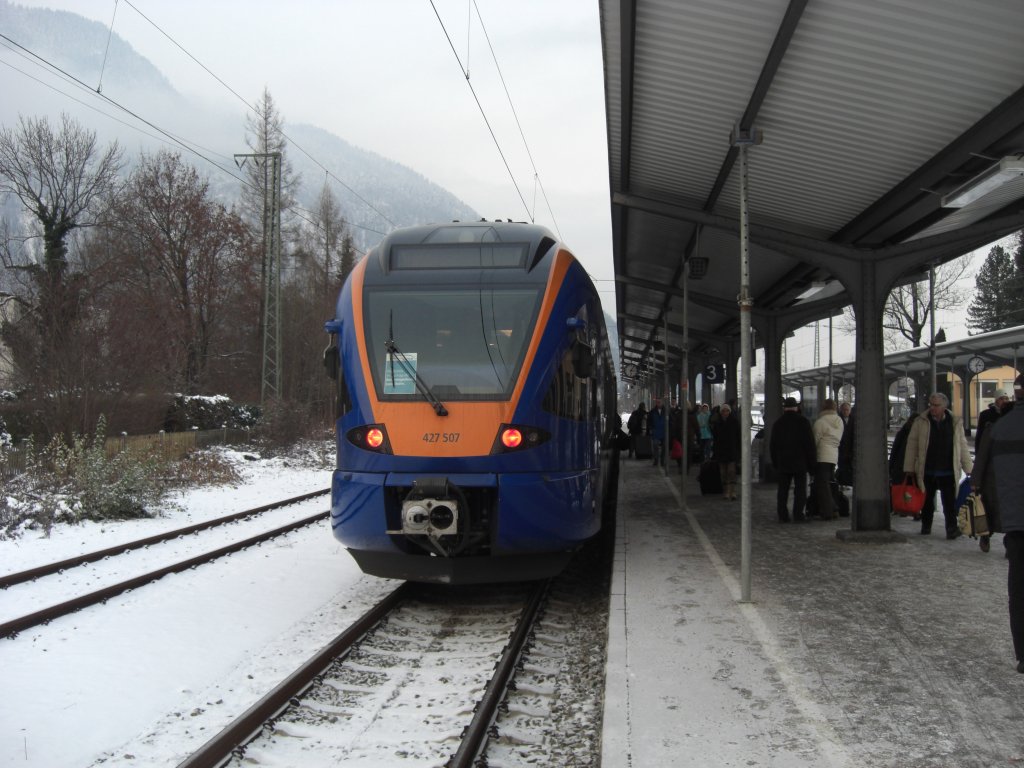 Ebenfalls auf der Berchtesgadener Land Bahn kommt 425 507 der 
CANTUS-Bahn zum Einsatz. Das Bild zeigt in beim Halt im Bahnhof von 
Reichenhall am 19. Dezember 2009.