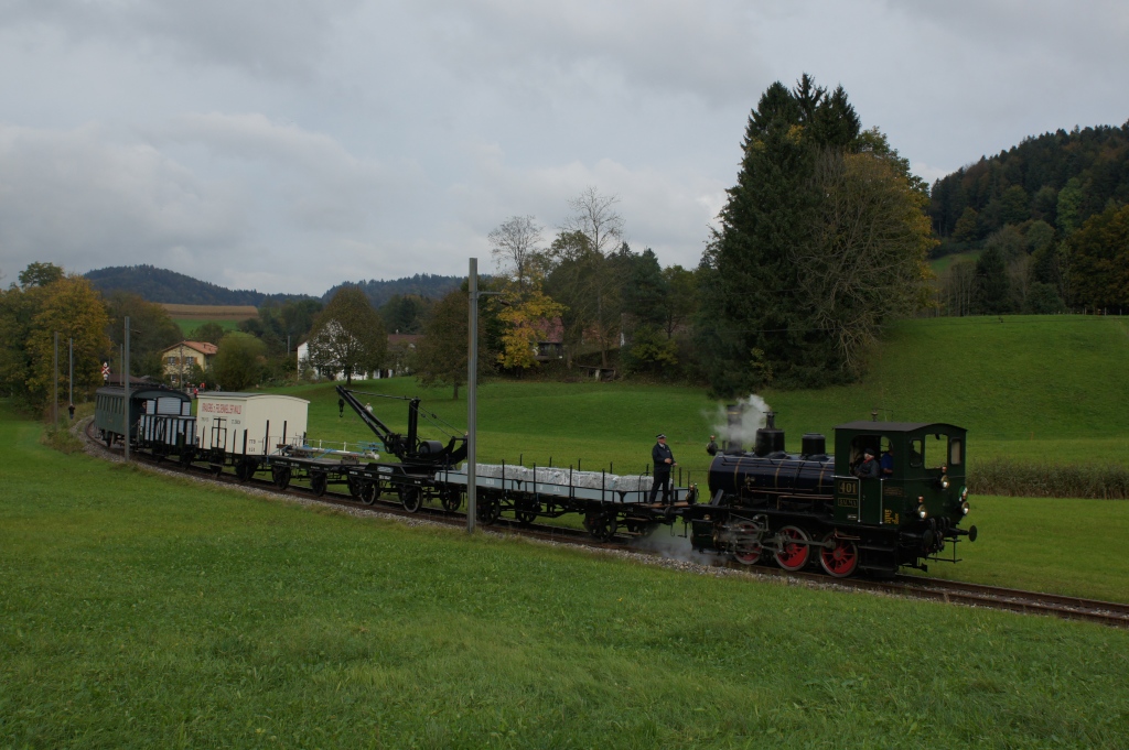 Ed 3/3 401 zieht am 13.10.2012 einen GmP von Neuthal Richtung Bretswil.