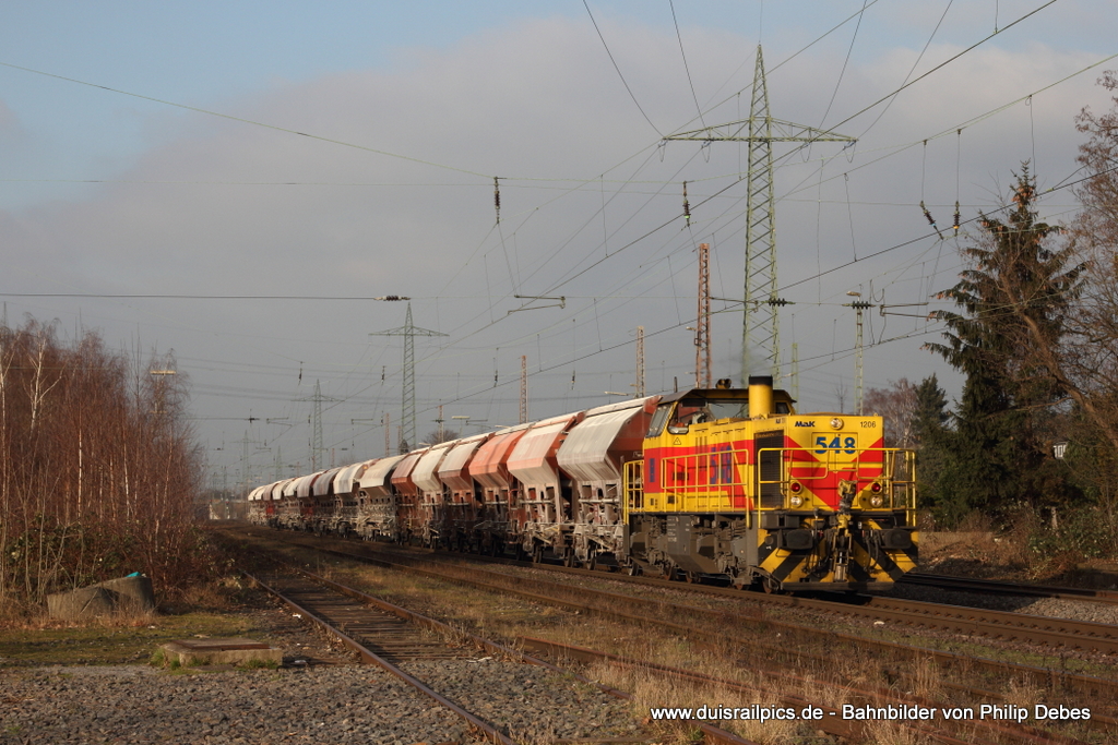 EH 548 fhrt am 28. Januar 2012 um 15:02 Uhr mit einem Gterzug durch Ratingen Lintorf