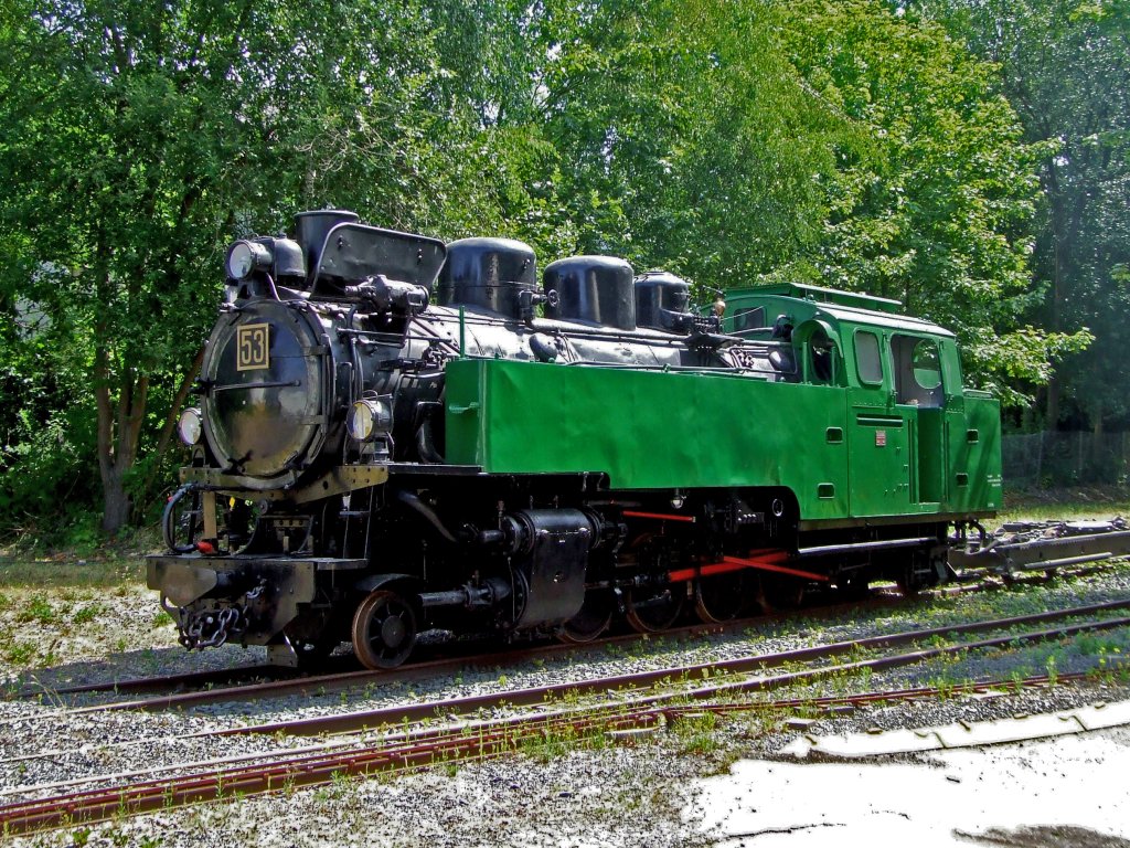 
Ehemalige Schmalspur-Dampflokomotive Nr. 53 der Rhein-Sieg Eisenbahn (RSE) am 11.07.2010 im Museum Asbach (Ww). Die Lok wurde 1944 unter Fabrik-Nr. 10175 von der Firma Jung in Jungenthal bei Kirchen/Sieg gebaut. Spurweite 785 mm, Bauart 1'D1' h2t.