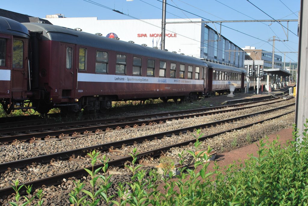 Ehemalige SNCB-Wagen stehen dem Infrabel-Personal whrend der Renovierung der Linie 44 zur Verfgung (hier in Spa im August 2012).