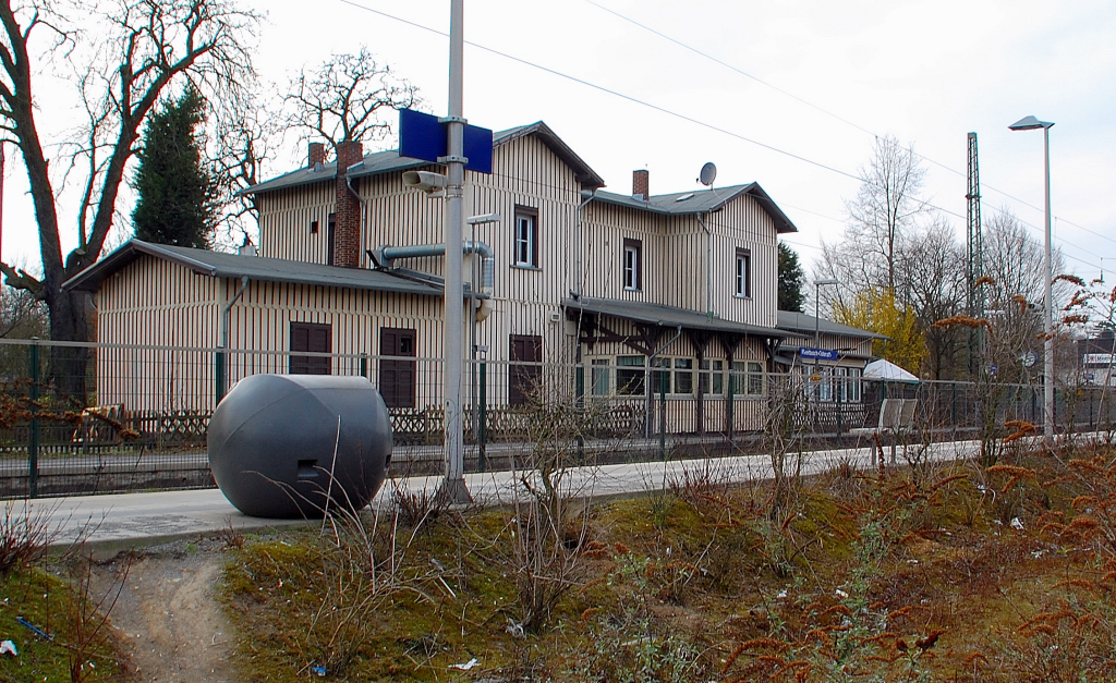 Ehemaliges Bahnhofsgebude des Bahnhofs Osterath an der ehemaligen Rheinischen Eisenbahn. 12.3.2011