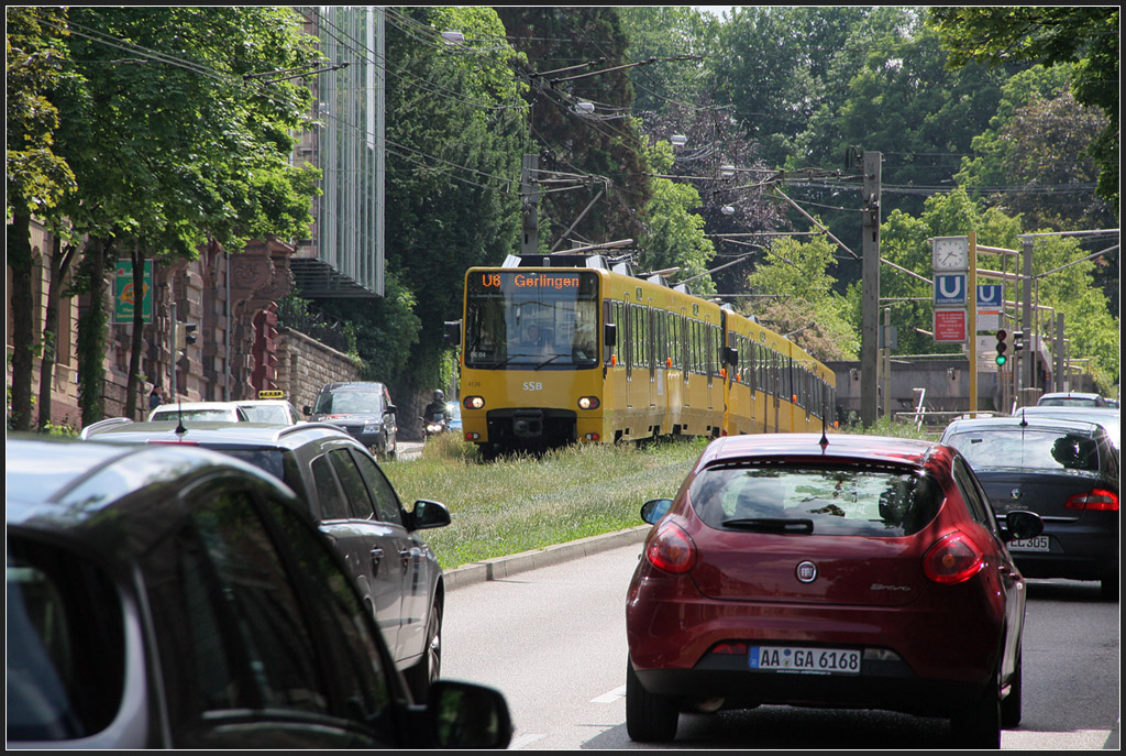 Eher der Normalfall - 

Autos erschweren das Fotografieren der Stadtbahnzüge unterhalb der Rampenhaltestelle Bopser in Stuttgart. 

05.06.2012 (M)