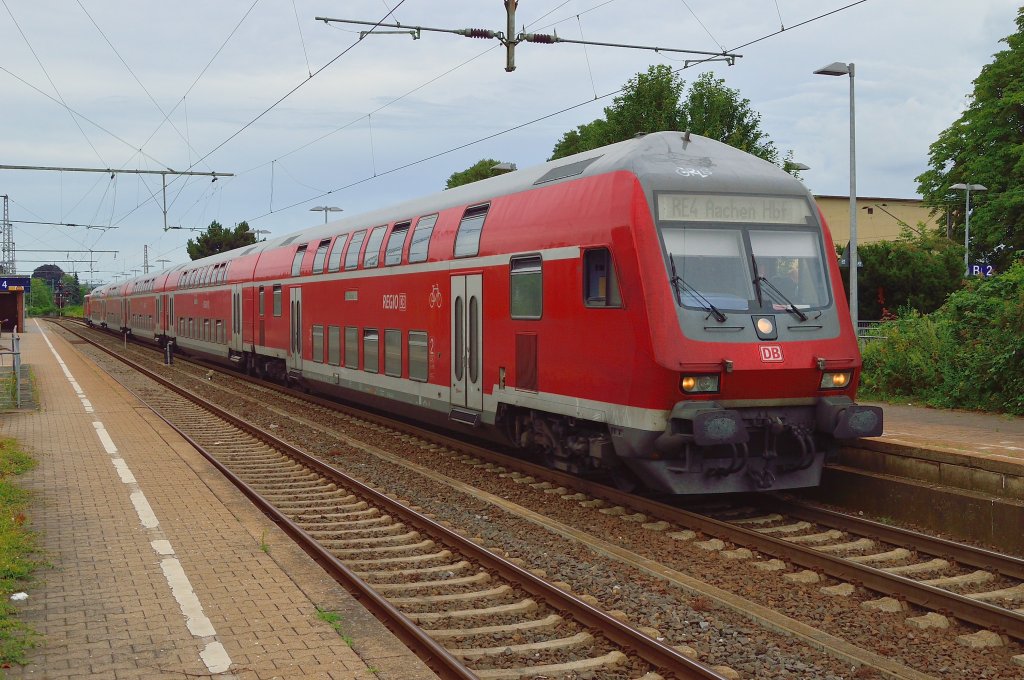 Ein von 111 117 geschobene RE4 steht in Rheydt am  Bahnsteig Gleis3 abfahrbereit nach Aachen Hbf. 28.7.2013