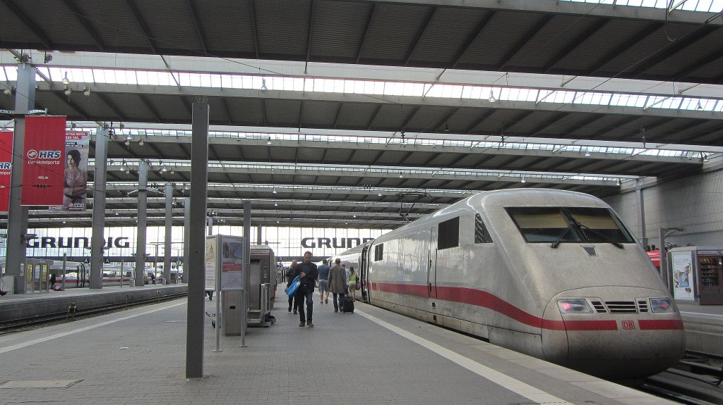 Ein 401 als ICE 594 nach Berlin im Mnchner Hbf auf Gleis 23 kurz vor der Abfahrt am 18. Mai 2013.