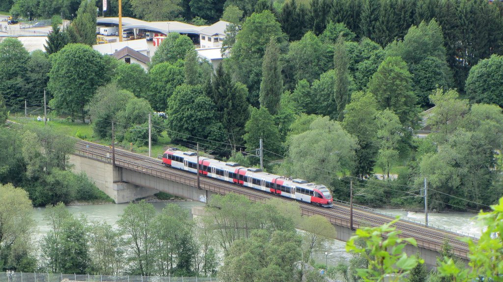 Ein 4024 als REX 5224 von St. Johann in Tirol nach Brennero/Brenner am 17. Mai 2013 auf der Innbrcke in Brixlegg.