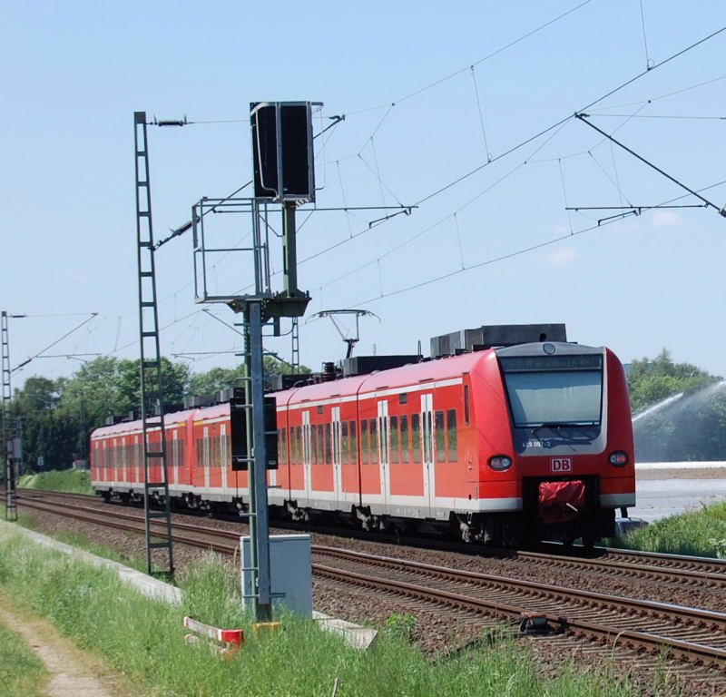 Ein 425 Triebwagen  RE8 von Grevenbroich nach Mnchengladbach
hinter dem Bahnbergang Frther Hecke in Gubberath. 